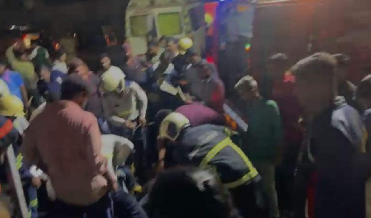  रस्त्यांवरील खड्ड्यामुळे अनेकदा वाहनांचे अपघात होऊन त्यांचे प्राण जात असतात. आता मात्र जोगेश्वरीतील मेट्रो स्थानकाच्या खालील खड्ड्यात एका तरुणाचा पाय अडकल्याची घटना काल रात्री उशीरा घडली.