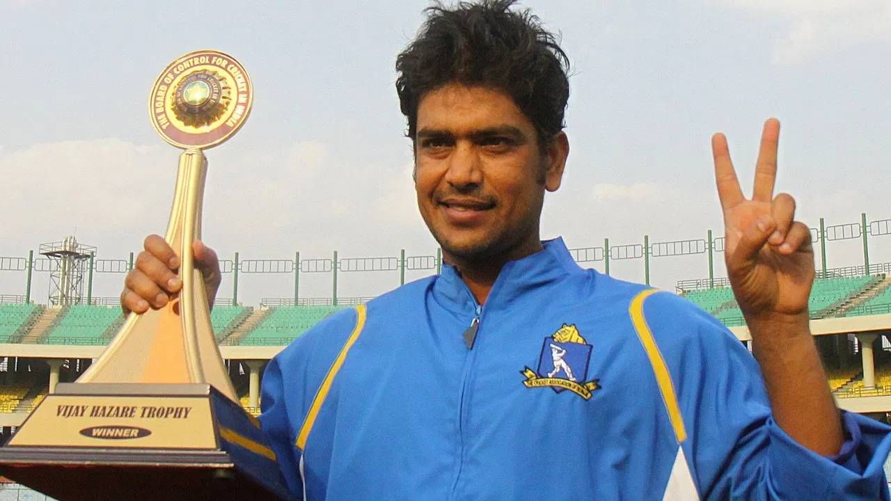 टीम इंडियाकडून खेळणारे अष्टपैलू खेळाडू लक्ष्मी रतन शुक्ला यांनी क्रिकेटमधून निवृत्ती घेतल्यानंतर राजकारणात प्रवेश केला. 2016 च्या बंगाल विधानसभा निवडणुकीत ते उत्तर हावडा मतदारसंघातून आमदार झाले. तेव्हा लक्ष्मी रतन शुक्ला यांना युवा सेवा आणि क्रीडा राज्यमंत्री म्हणून नियुक्त करण्यात आले.  (Photo-Vipin Kumar/ Hindustan Times via Getty Images)