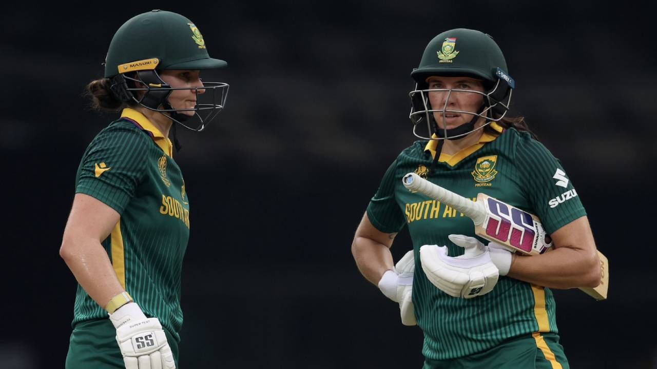 वुमन्स वनडे वर्ल्डकप स्पर्धेच्या उपांत्य फेरीत दक्षिण अफ्रिका आणि इंग्लंड हे संघ आमनेसामने आले आहेत. दक्षिण अफ्रिकेने 50 षटकात 7 गडी गमवून 319 धावा केल्या आणि विजयासाठी 320 धावांचं आव्हान दिलं. यात लॉरा वॉल्वार्डची दीड शतकी खेळी महत्त्वाची ठरली. (Photo- South Africa Women Twitter)