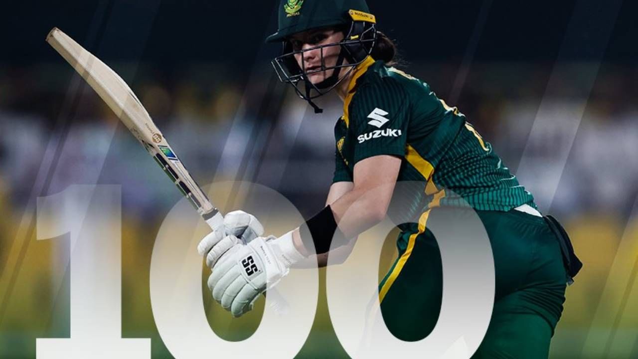 इंग्लंडविरुद्ध लॉरा वॉल्वार्डने ऐतिहासिक खेळी करत मोठा पराक्रम केला आहे. यापूर्वी कोणत्याही दक्षिण अफ्रिकन महिला खेळाडूला अशी कामगिरी करता आली नव्हती. इतकंच काय तर  महिला विश्वचषक बाद फेरीत शतक झळकावणारी जगातील पहिली कर्णधार ठरली . (Photo- South Africa Women Twitter)