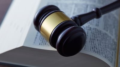 पण दुसरीकडे तुरुंगात असलेल्या व्यक्तीला काही अटींवर निवडणूक लढवता येते. लोकप्रतिनिधी कायदा, १९५१ नुसार, ज्या व्यक्तीला दोन वर्षे किंवा त्याहून अधिक शिक्षा झालेली नाही आणि ज्याचे अपील प्रलंबित नाही, ती निवडणूक लढवण्यास पात्र ठरते.