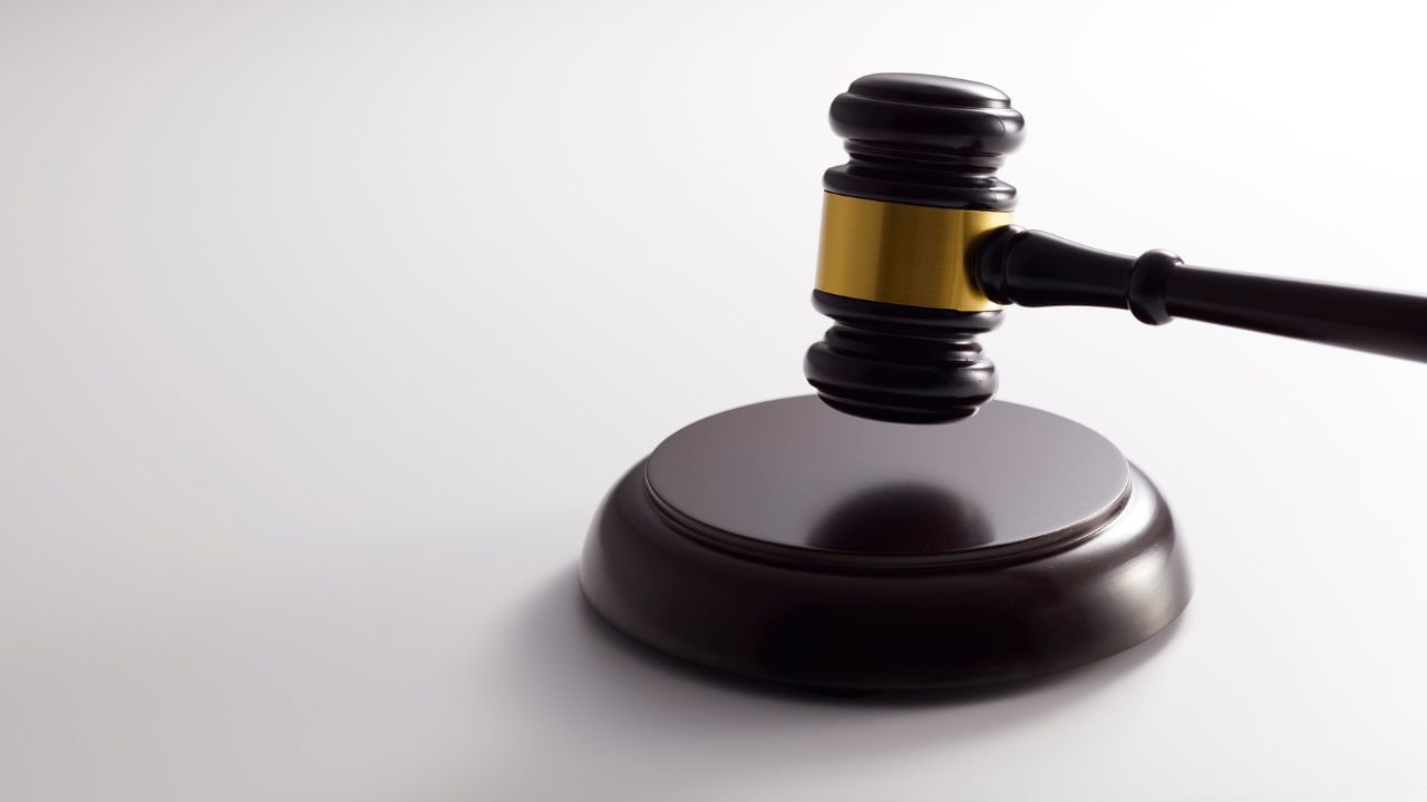 कायद्यानुसार तुरुंगातून निवडणूक लढवण्याची परवानगी आहे, परंतु मतदान करण्याची नाही ही असमानता दूर करण्यासाठी सर्वोच्च न्यायालयात याचिका दाखल करण्यात आली आहे. त्यामुळे आता यावर न्यायालय काय निर्णय देणार याकडे सर्वांचेच लक्ष लागलं आहे.