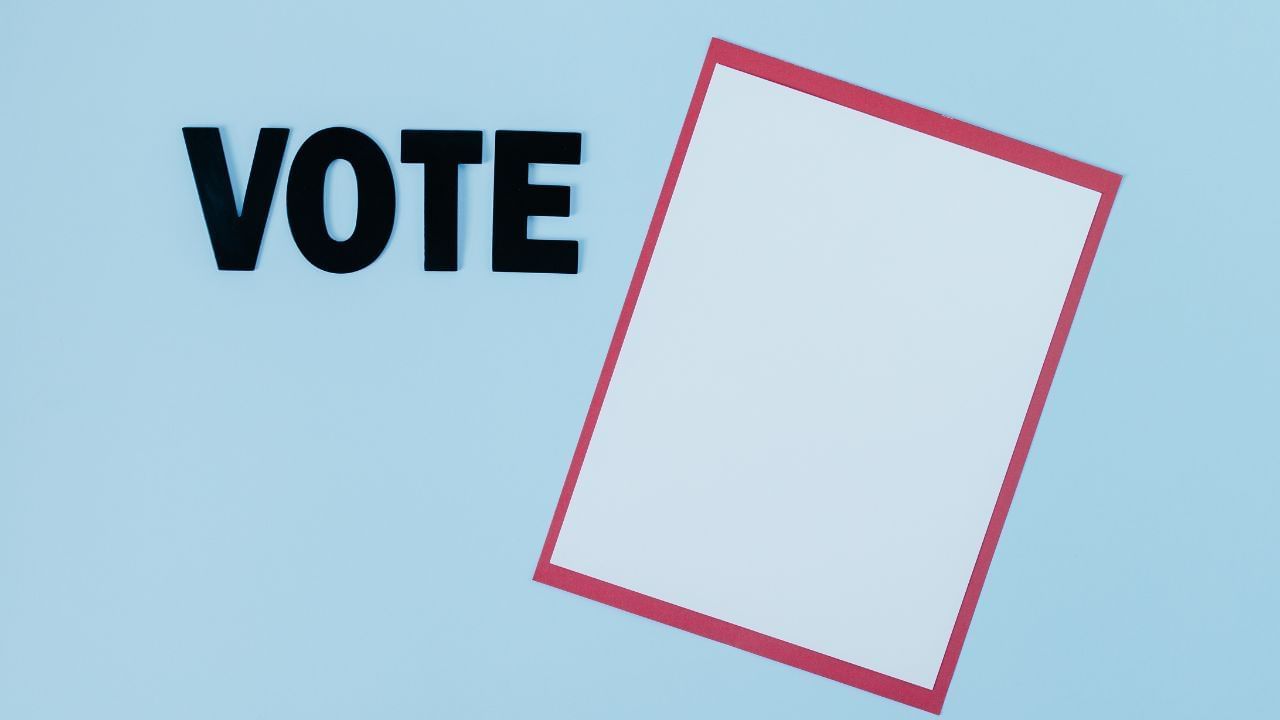 भारतीय कायद्यानुसार, कैद्यांच्या मतदानाचा आणि निवडणूक लढवण्याचा अधिकार हा लोकप्रतिनिधी कायद्यांच्या अधीन असतो. सध्याच्या कायद्यानुसार, तुरुंगात असलेल्या व्यक्तीला मग ती व्यक्ती अंडरट्रायल असो वा शिक्षा झालेली त्याला मतदानाचा अधिकार देण्यात येत नाही.