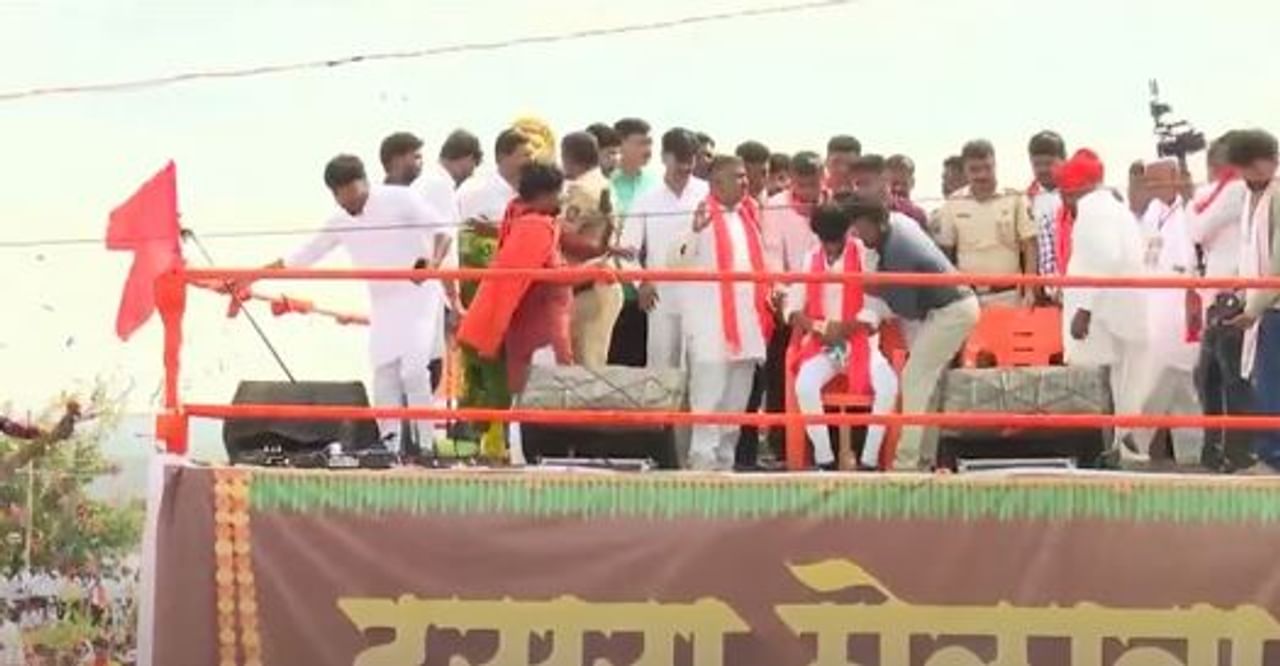 मराठा आरक्षणासाठी लढा देणारे मनोज जरांगे यांचा आज बीड जिल्ह्यातील नारायण गडावर मोठा दसरा मेळावा होत आहे. गेल्या वर्षीदेखील त्यांनी हा दसरा मेळावा आयोजित केला होता. 