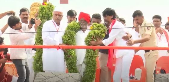 दरम्यान, या दसरा मेळाव्याच्या एक दिवस अगोदर जरांगे यांची प्रकृती बिघडली होती. त्यांना तत्काळ रुग्णालयात दाखल करण्यात आले होते. त्यानंतर जरांगे यांचा मेळावा होणार की नाही? असा प्रश्न उपस्थित झाला होता. 