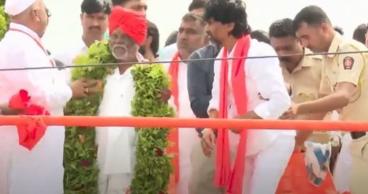 मात्र तरीदेखील प्रकृती बरी नसतानाही जरांगे या मेळाव्याला आले आहेत. यावेळी त्यांच्या एका हाताला सलाईनची सुई लावलेली दिसली. तसेच त्यांचा चेहरा थकलेला होता. उठतानाही त्यांना त्रास होत आहे. 