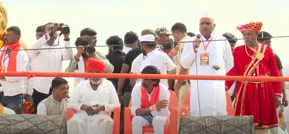 असे असूनही जरांगे दसरा मेळाव्यासाठी लोकांना संबोधित करण्यासाठी आले. त्यांनी खुर्चीवर बसूनच जमलेल्या मराठा बांधवांशी संवाद साधला.  या मेळाव्याला हजारो मराठा बांधव हजर झाले होते.  