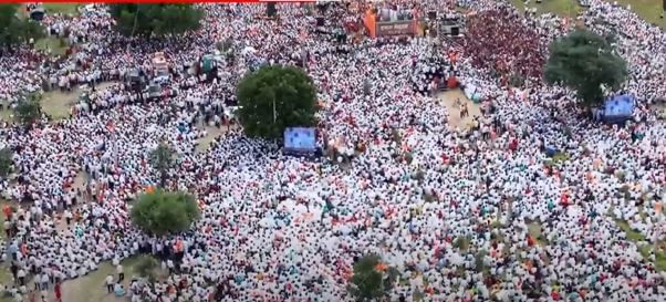 सध्या राज्यात अतिवृष्टीमुळे शेतकरी कोलमडून गेला आहे. त्यामुळे यंदाचा दसरा मेळावा साध्या पद्धतीने साजरा करायचा निर्णय जरांगे यांनी घेतला आहे. असे असले तरी हजारोंच्या संख्येने लोक जरांगे यांच्या दसरा मेळाव्याला आले आहेत. 