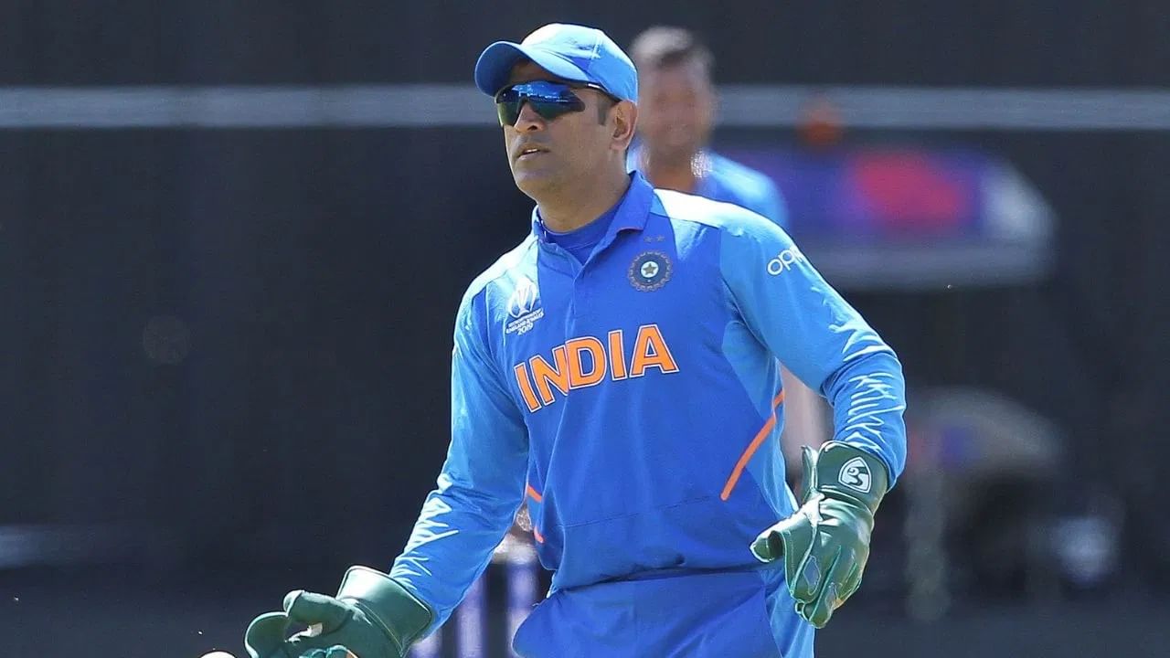 महेंद्रसिंह धोनी टीम इंडियाच्या आघाडीच्या आणि यशस्वी कर्णधारांपैकी एक आहे. धोनीच्या नेतृत्वात भारताने 200 पैकी 74 सामने गमावले. तर भारताने 110 सामने जिंकले होते. (Photo Credit : MI News/NurPhoto via Getty Images)