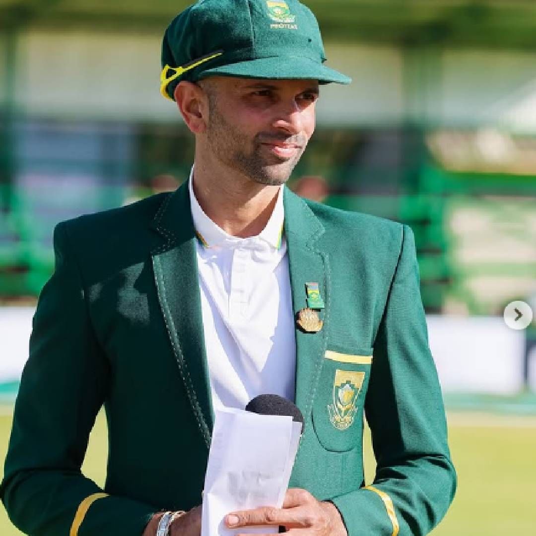 रावळपिंडीच्या दुसऱ्या आणि शेवटच्या कसोटी सामन्यात त्याने दमदार पुनरागमन केलं आणि कमालीची गोलंदाजी केली. केशव महाराजने पाकिस्तान विरुद्ध रावळपिंडी टेस्टमध्ये पहिल्या डावात 42.4 ओव्हर गोलंदाजी केली. त्याने 102 धावा देऊन 7 विकेट काढले.