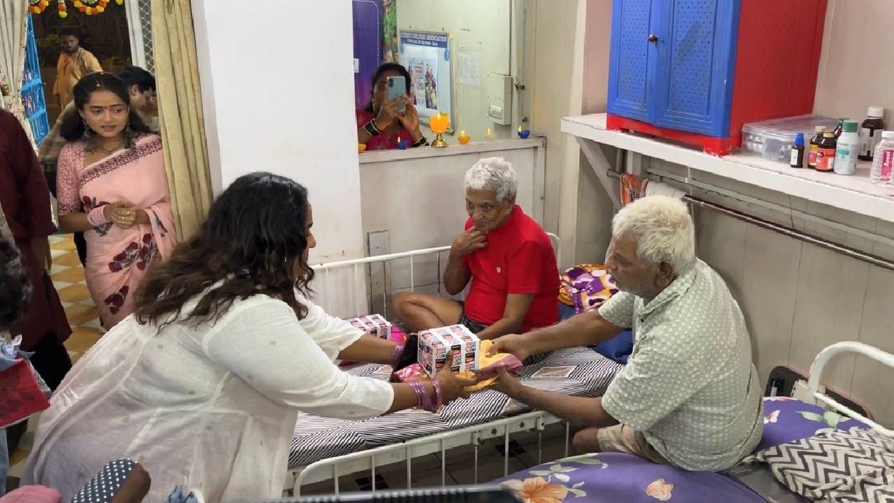 यावेळी सगळ्या कलाकारांनी वृद्धाश्रमातील सर्व वृद्धांसोबत वेळ घालवला. त्यांच्यासोबत फराळाचा आनंद देखील घेतला. त्यांच्या तब्येतीची विचारपूस देखिल केली. टीव्हीवर आपल्या लाडक्या विनोदवीरांना ते नेहमीच पाहतात पण आता प्रत्यक्षात त्यांना पाहताना वृद्धाश्रमातील मंडळींच्या चेहऱ्यावर हसू उमटलं.
