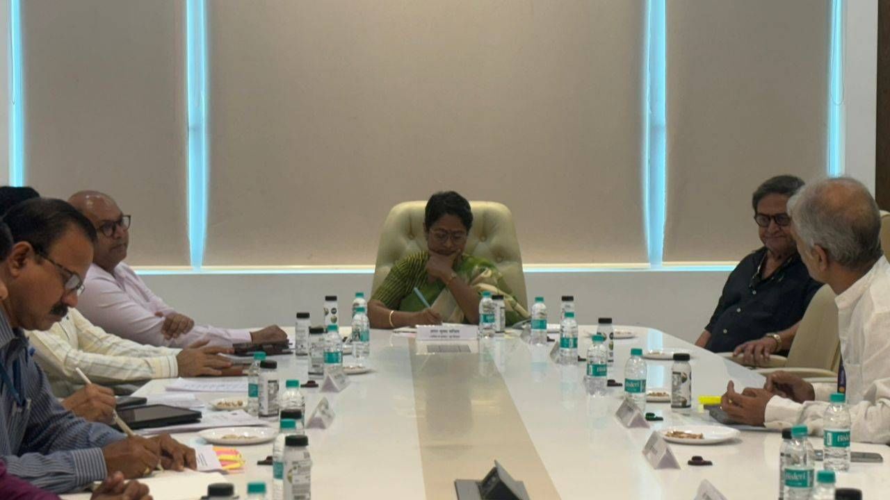 या बिठकीमध्ये मराठी चित्रपटांना मल्टिप्लेक्समध्ये कायमस्वरूपी एक स्क्रीन ठेवायची आणि मल्टिप्लेक्सचे तिकीटदर हे सर्वसामान्य लोकांना परवडतील १००-१५० रुपयेपर्यंत ठेवायचा या संदर्भात या बैठकीत चर्चा झाली.