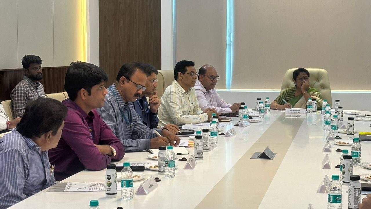 राज्यातील मल्टिप्लेक्स थिएटरमध्ये मराठी चित्रपट दाखवण्यासाठी धोरण या बैठकीत आखण्यात आली.