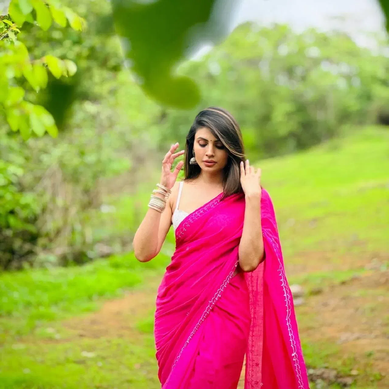 मालती या गुलाबी रंगाच्या साडीत सुंदर दिसत आहे. तिने पांढऱ्या बांगड्या आणि कानात झुमका घातला आहे. या फोटोत तिचे सौंदर्य आणखी खुलून दिसत आहे.  