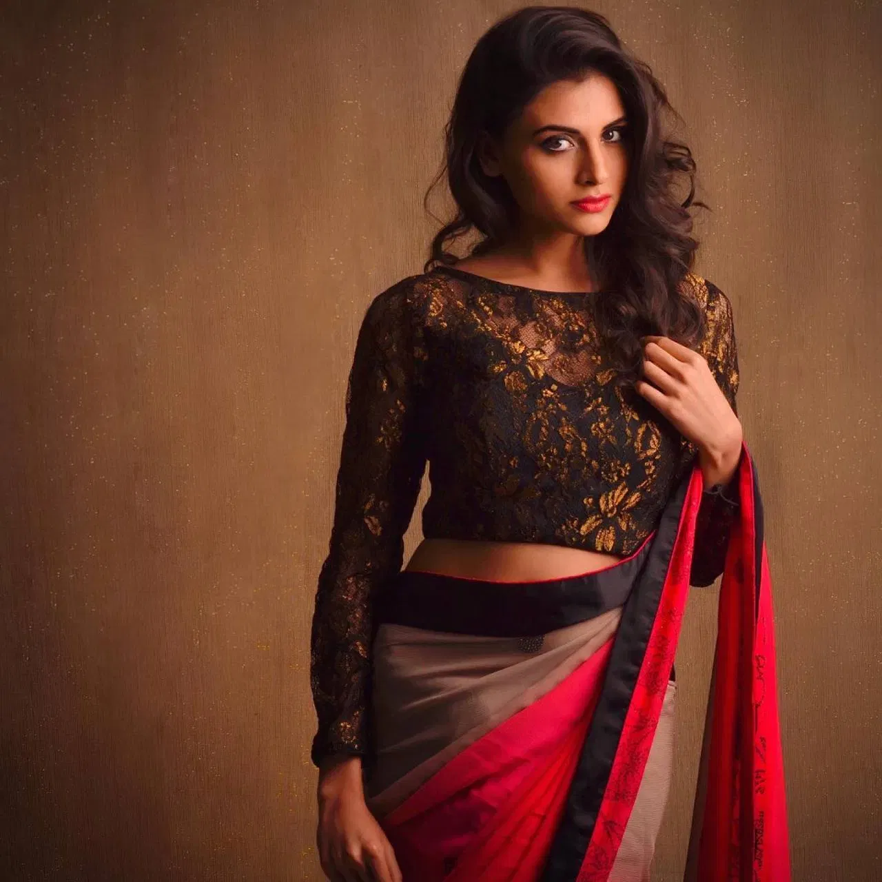 या फोटोत मालतीने साधी ट्रिपल कलर साडी नेसली आहे. या फोटोमध्ये ती खूपच सुंदर दिसत आहे. ऑफिस आणि कॉलेजसाठी मुली अशाप्रकारचा लूक करु शकतात.  