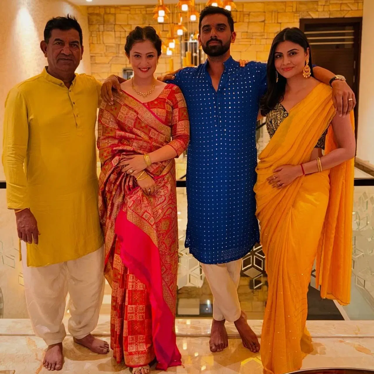 मालती चाहर नेहमी सोशल मीडियावर तिचे फोटो शेअर करत असते. या फोटोमध्ये तिने पिवळ्या रंगाची साडी आणि कॉन्ट्रास्टिंग ब्लाउज घातला आहे, ज्यात ती स्टायलिश दिसत आहे.  