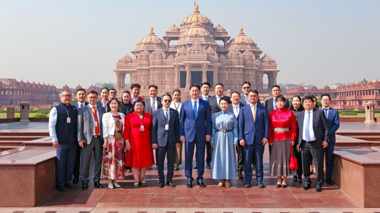 मंगोलियाच्या राष्ट्रपतींनी दिली दिल्लीतील स्वामीनारायण अक्षरधाम मंदिराला भेट, शांती आणि कल्याणासाठी केली प्रार्थना