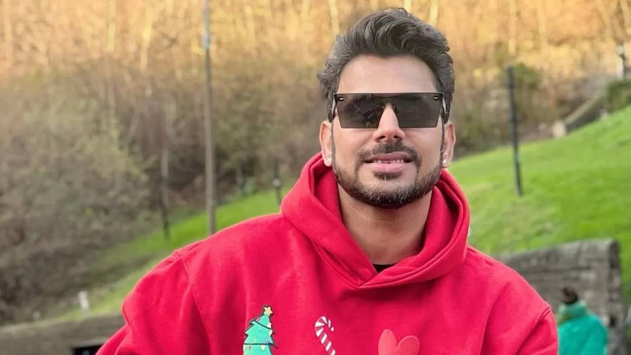 भारतीय संघाचे माजी क्रिकेटपटून मनोज तिवारी यांनी तृणमूल काँग्रेस पक्षातून राजकीय कारकि‍र्दीला सुरुवात केली. 2021 मध्ये त्यांनी शिबपूर मतदारसंघात विजय मिळवला. त्यानंतर ममता सरकारमध्ये त्यांनी क्रीडा आणि युवा व्यवहार राज्यमंत्री म्हणून कारभार पाहीला. (Photo-Screenshot/Instagram)