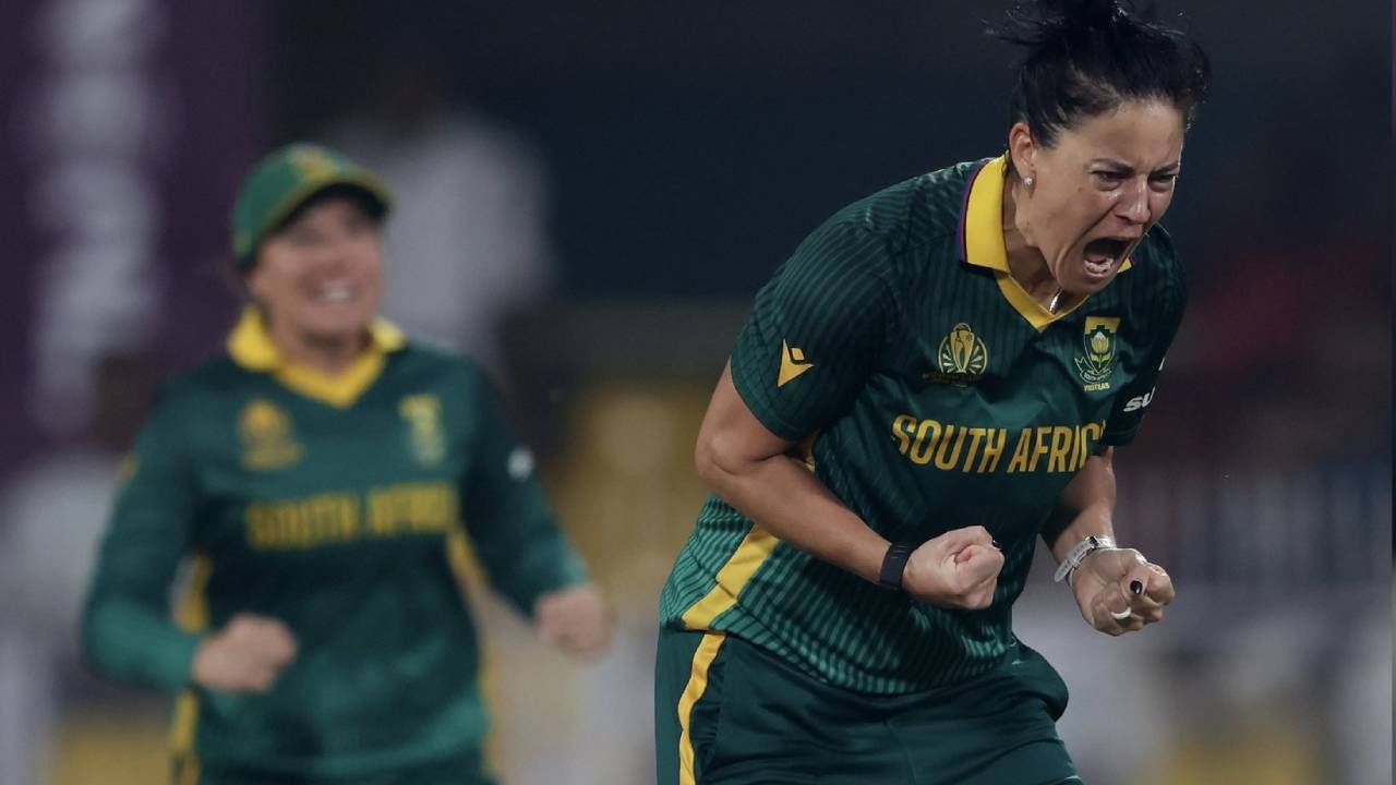 मॅरिझॅन कॅपने गोलंदाजीपूर्वी फलंदाजी करतानाही उत्तम कामगिरी केली होती. तिने 33 चेंडूत 4 चौकार आणि 1 षटकारासह 42 धावांची खेळी केली. यामुळे दक्षिण आफ्रिकेने 50 षटकांत 7 गडी गमावून 319 धावा केल्या . (Photo- Proteas Women Twitter)