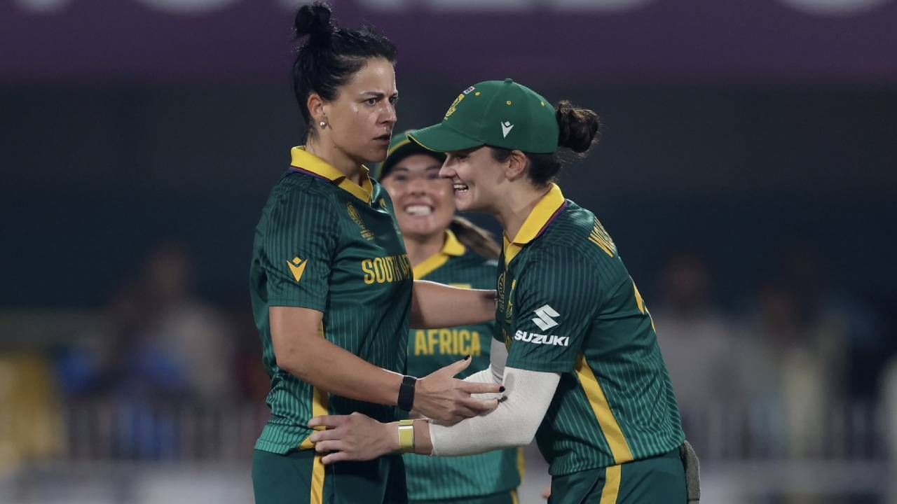 35 र्षीय अनुभवी गोलंदाज मॅरिझाने कॅपने चेंडूने इंग्लंडला पहिल्याच षटकात धक्का दिला. एमी जोन्स आणि हिथर नाईटला शून्यावर तंबूत पाठवलं. त्यामुळे इंग्लंडचा संघ बॅकफूटवर गेला. इंग्लंडच्या प्रत्येक फलंदाजाला तिच्याविरुद्ध धावा काढण्यासाठी संघर्ष करावा लागला. (Photo- Proteas Women Twitter)