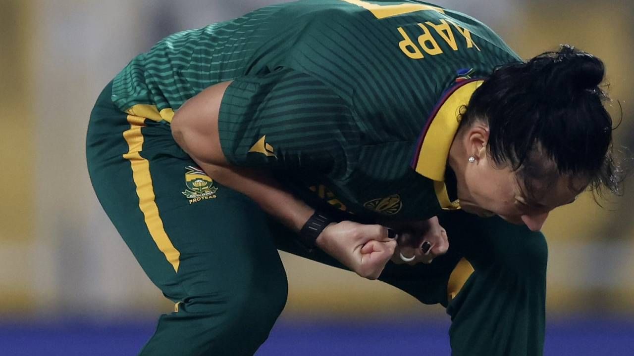 वुमन्स वनडे वर्ल्डकप स्पर्धेच्या इतिहासात सर्वाधिक विकेट्स घेण्याचा विक्रम मॅरिझाने कॅपने आपल्या नावावर केला. मॅरिझाने आता या स्पर्धेत एकूण 44 विकेट्स घेतल्या आहेत . यापूर्वी हा विक्रम भारताच्या झुलन गोस्वामीच्या नावावर होता. तिने 43 विकेट्स घेतल्या होत्या . (Photo- Proteas Women Twitter)