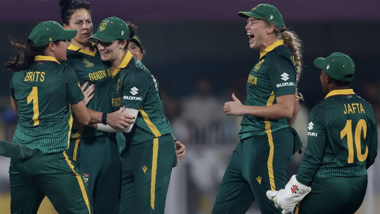 दक्षिण अफ्रिकेने उपांत्य फेरीत इंग्लंडला 125 धावांनी पराभूत करत अंतिम फेरी गाठली आहे. दक्षिण आफ्रिकेने पुरुष किंवा महिला अशा दोन्ही वनडे वर्ल्डकप स्पर्धेच्या अंतिम फेरीत प्रवेश करण्याची ही पहिलीच वेळ आहे. दक्षिण आफ्रिका महिला संघाचा वनडे आणि टी20 विश्वचषकातील हा सलग तिसरा अंतिम सामना आहे. गेल्या दोन टी20 विश्वचषक पर्वामध्ये अंतिम फेरी गाठली आहे. (Photo- Proteas Women Twitter)