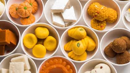 लाडू ते काजूकतली.. कोणती मिठाई किती दिवसांपर्यंत खाण्यालायक असते?