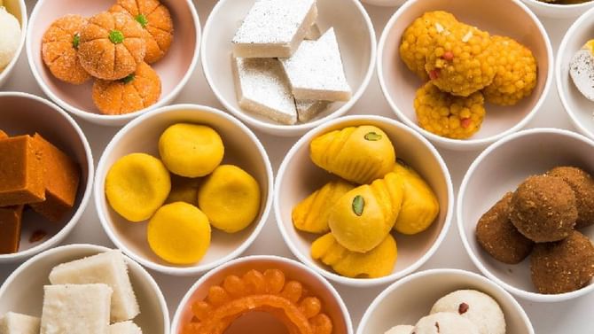 लाडू ते काजूकतली.. कोणती मिठाई किती दिवसांपर्यंत खाण्यालायक असते?