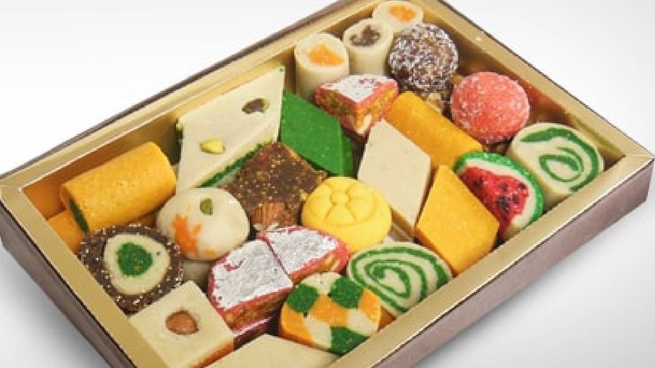 परंतु प्रत्येक मिठाईचीसुद्धा एक्स्पायरी डेट (Expiry Date) असते. कोणती मिठाई किती दिवस खाण्यालायक असते, हे तुम्हाला माहीत आहे का? साखर, दूध, तूप, मैदा, ड्रायफ्रूट्स, स्टार्ज आणि वेगवेगळ्या धान्यांपासून विविध प्रकारचे मिठाई बनवले जातात. 
