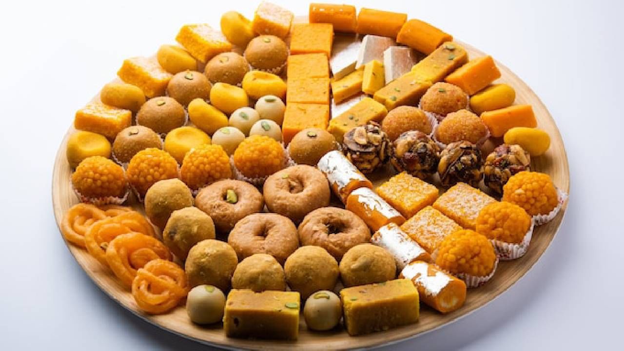 सण-उत्सव म्हटलं की गोड-धोड, मिठाई हे आवर्जून आलंच. दिवाळीत घरी मिठाईचे अनेक प्रकार बनवले जातात आणि पाहुण्यांकडून मिठाई दिली जाते. गोड खाऊन कंटाळा आल्यानंतर अनेक दिवस हे मिठाईचे डबे फ्रीजमध्ये तसेच पडून राहतात. 
