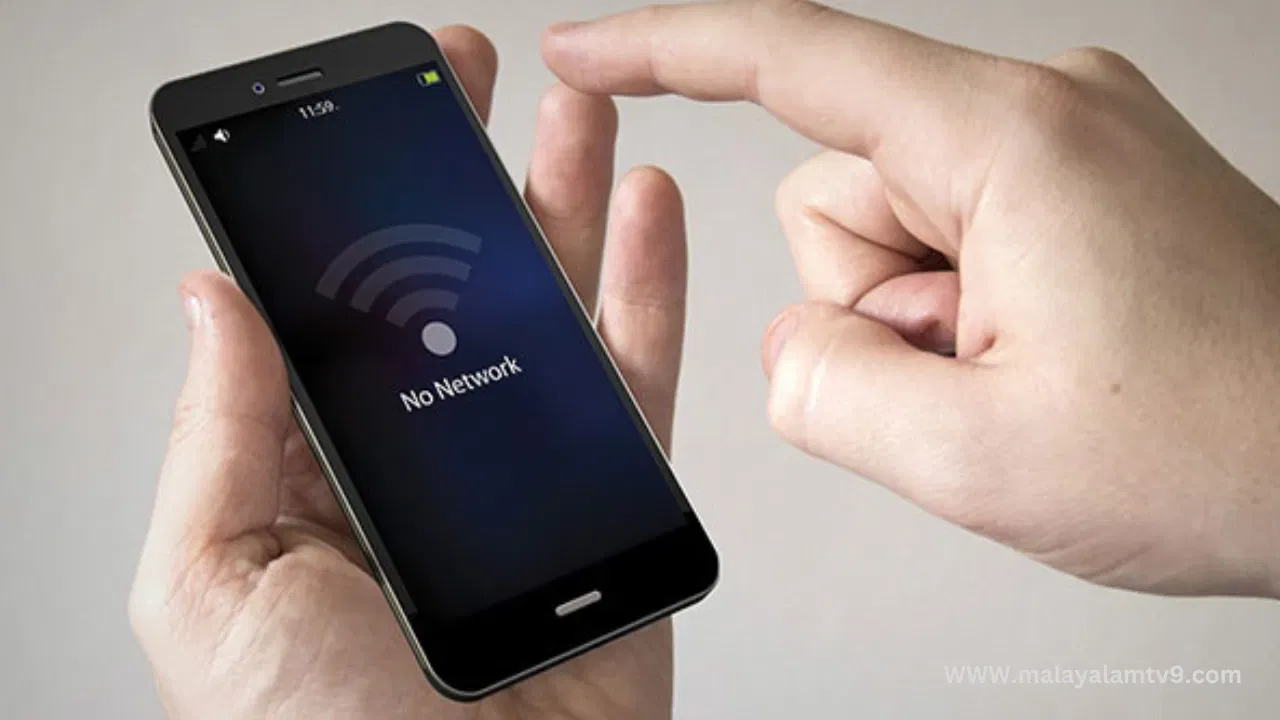 शिवाय, फ्रिजवर फोन ठेवल्याने तो पडण्याचा धोकाही वाढतो. हलक्या धक्क्याने किंवा झटक्याने फोन पडू शकतो आणि त्याची स्क्रीन किंवा बॅटरी खराब होऊ शकते. ही छोटीशी बेपर्वाईसुद्धा महागात पडू शकते. त्यामुळे याची काळजी घ्या.