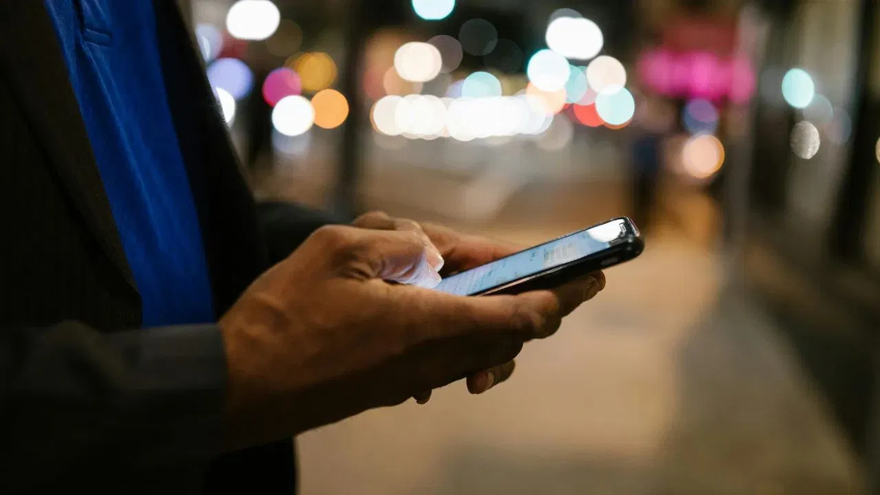 फ्रिजवर फोन ठेवल्याने डेटावरही परिणाम होऊ शकतो. अचानक वीज खंडित झाल्यास किंवा बॅटरीचा स्फोट झाल्यास फोनमधील डेटा नष्ट होऊ शकतो किंवा फोन पूर्णपणे खराब होऊ शकतो. त्यामुळे तज्ज्ञ सल्ला देतात की फोन फ्रिजवर ठेवून चार्जिंगला लावू नये.