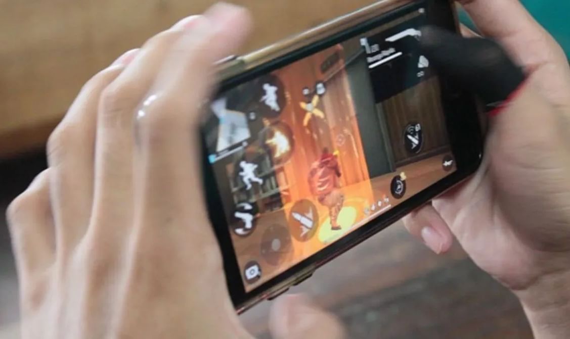 मोबाईल गेमची सवय ठरली जीवघेणी, पॉप्युलर गेम खेळताना गेले मुलाचे प्राण मोबाईल गेमची सवय ठरली जीवघेणी, पॉप्युलर गेम खेळताना गेले मुलाचे प्राण