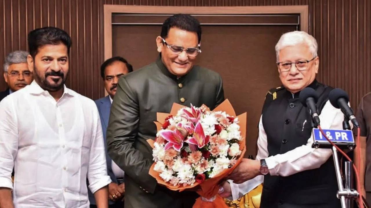 भारताचा माजी क्रिकेटपटू मोहम्मद अझहरूद्दीने यांनी मंत्रिपदाची शपथ घेत राजकारणात नव्या पर्वाला सुरुवात केली आहे. 2009 मध्ये काँग्रेस पक्षाची कास धरत त्यांनी राजकारणाला सुरुवात केली होती. एकदा मुरादाबादमधून खासदारही झाले होते. आता त्यांनी तेलंगाना सरकारमध्ये मंत्रिपदाची शपथ घेतली. मोहम्मद अझहरूद्दीन यांच्या आधीही काही क्रिकेटपटूंनी मंत्रिपद भूषवलं आहे. (Photo- टीव्ही9 नेटवर्क हिंदीवरून)