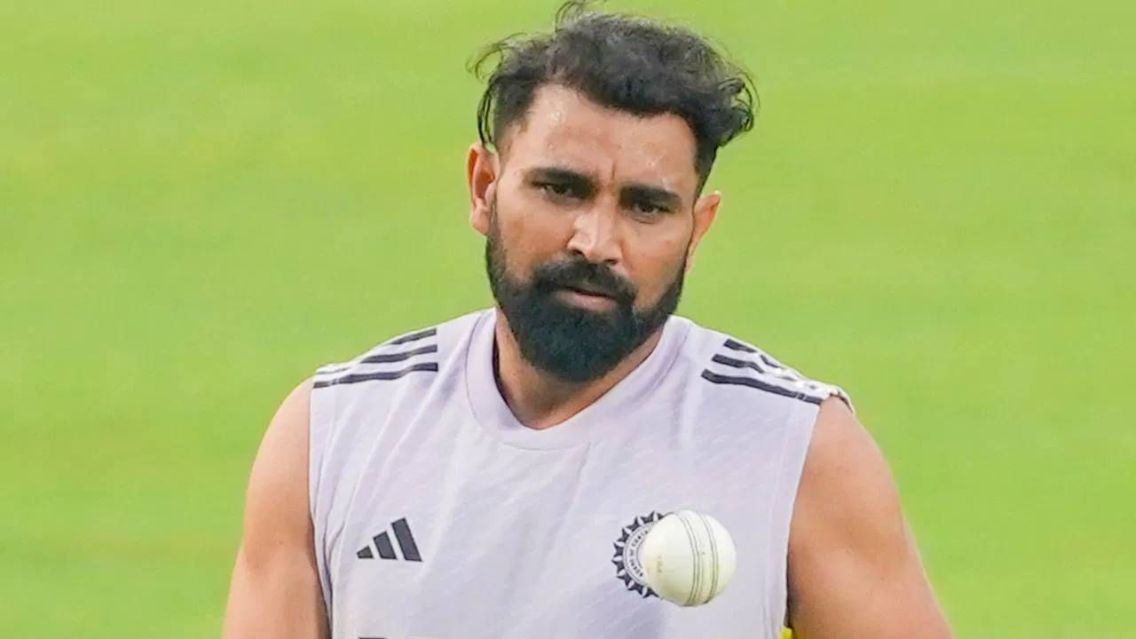 मोहम्मद शमी रणजी ट्रॉफी स्पर्धेत बंगालकडून खेळत आहे.  त्याने उत्तराखंडविरुद्धच्या सामन्यात कमाल केली. अजित आगरकरच्या या प्रश्नाचं उत्तर मोहम्मद शमीने रणजी स्पर्धेच्या पहिल्याच सामन्यात दिलं आहे. मोहम्मद शमीने एकाच षटकात तीन गडी बाद करत आपला फॉर्म आणि फिटनेस सिद्ध करून दाखवला आहे.  (Photo- PTI)