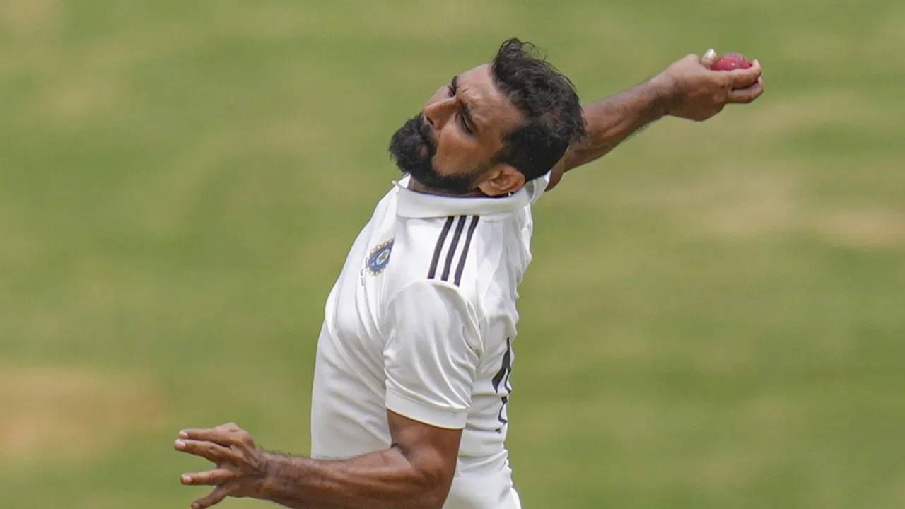 वेगवान गोलंदाज मोहम्मद शमी टीम इंडियात स्थान मिळवण्यासाठी प्रयत्नशील आहे. चॅम्पियन्स ट्रॉफी 2025 स्पर्धेत शेवटचा खेळला होता. त्यानंतर त्याचा विचार केला गेला नाही. ऑस्ट्रेलिया विरूद्धच्या दौऱ्यातही त्याची निवड केली नाही. मुख्य निवडकर्ते आगरकर यांनी उत्तर दिलं होतं की, शमीच्या तंदुरुस्तीबाबत आमच्याकडे काही माहिती नाही. (Photo- PTI)