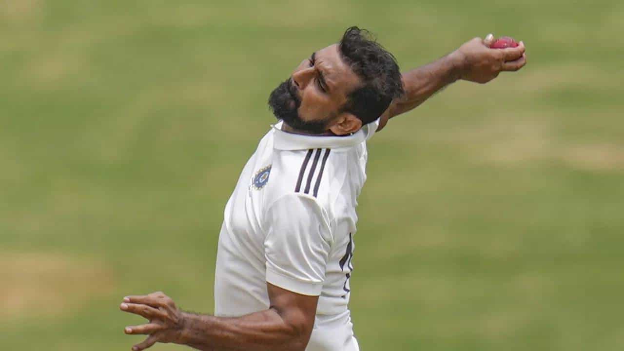 वेगवान गोलंदाज मोहम्मद शमी टीम इंडियात स्थान मिळवण्यासाठी प्रयत्नशील आहे. चॅम्पियन्स ट्रॉफी 2025 स्पर्धेत शेवटचा खेळला होता. त्यानंतर त्याचा विचार केला गेला नाही. ऑस्ट्रेलिया विरूद्धच्या दौऱ्यातही त्याची निवड केली नाही. मुख्य निवडकर्ते आगरकर यांनी उत्तर दिलं होतं की, शमीच्या तंदुरुस्तीबाबत आमच्याकडे काही माहिती नाही. (Photo- PTI)
