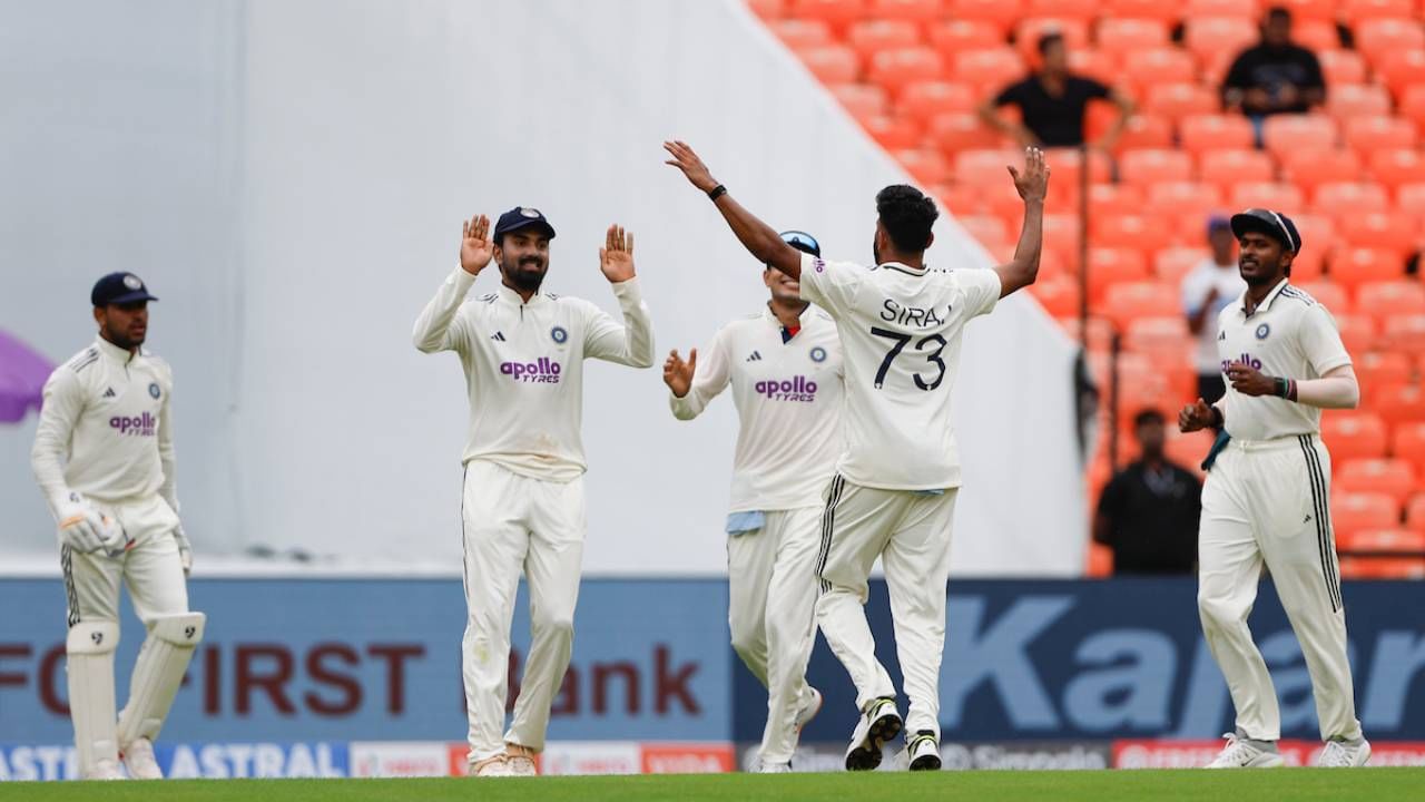 वेस्ट इंडिजविरुद्धच्या सामन्यात मोहम्मद सिराजने आक्रमक गोलंदाजी केली. चौथ्या षटकात तेजनारायण चंद्रपॉलला शून्यावर बाद केलं. त्यानंतर दहाव्या षटाकत ब्रँड किंगचा त्रिफळा उडवला. अलिक अथानासेला बाद करत तिसरी विकेट घेतली. दुसऱ्या सत्रात वेस्ट इंडिजचा कर्णधार रोस्टन चेसला बाद केलं आणि मानाचा तुरा शिरपेचात खोवला गेला. (फोटो- बीसीसीआय ट्वीटर)