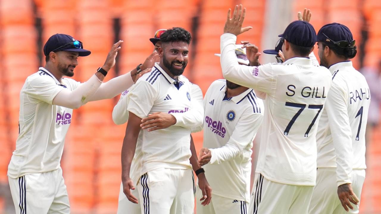 भारताकडून मोहम्मद सिराजने भेदक गोलंदाजीचं प्रदर्शन केलं. त्याने 14 षटकं टाकली आणि 40 धावा देत 4 गडी बाद केले.  या कामगिरीसह वर्ल्ड टेस्ट चॅम्पियनशिप स्पर्धेच्या चौथ्या पर्वात सर्वाधिक विकेट घेणारा गोलंदाज ठरला आहे. यासह त्याने पहिलं स्थान पटकावलं आहे. (फोटो- बीसीसीआय ट्वीटर)