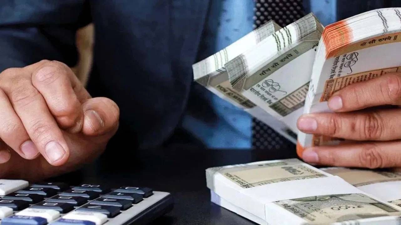 पोस्ट ऑफिसात MIS मध्ये गुंतवणूकीची सुरुवात तुम्ही अवघ्या 1 हजार रुपयांपासून सुरु करु शकता. यामुळे प्रत्येक वर्गाचे लोक, खासकरुन मध्यमवर्गीय कुटुंब, सहज जोडले जाऊ शकतात. ही योजना छोट्या गुंतवणूकदारांसाठी सुद्धा सुरक्षित पर्याय आहे. ज्यांना स्थिर उत्पन्न हवं आहे.  