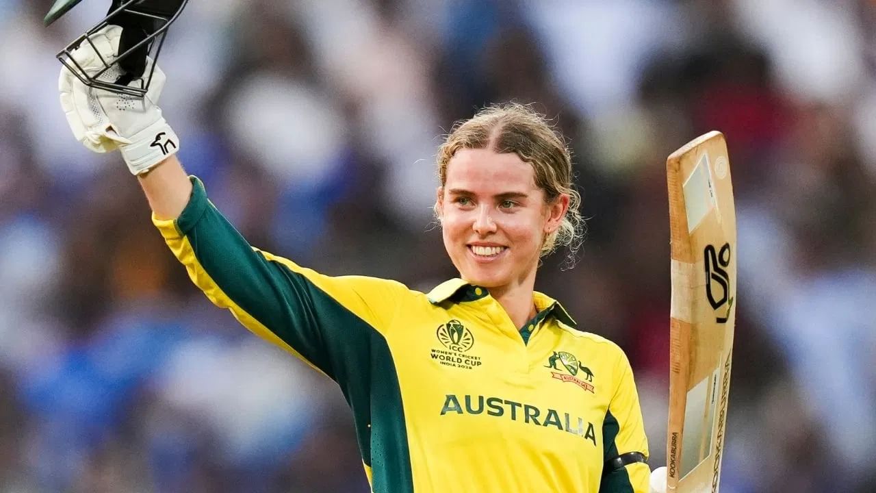 फोबी या वर्ल्ड कप स्पर्धेत शतक करणारी ऑस्ट्रेलियाची सहावी फलंदाज ठरली. यासह ऑस्ट्रेलिया एका वर्ल्ड कप स्पर्धेत सर्वाधिक 6 शतकं करणारी पहिली टीम ठरली.  ऑस्ट्रेलियाने इंग्लंडचा 5 शतकांचा रेकॉर्ड ब्रेक केला.  इंग्लंडच्या फलंदाजांनी 1993 आणि 2017 साली वर्ल्ड कप स्पर्धेत प्रत्येकी 5-5 शतकं  केली होती. (Photo Credit : PTI)  
