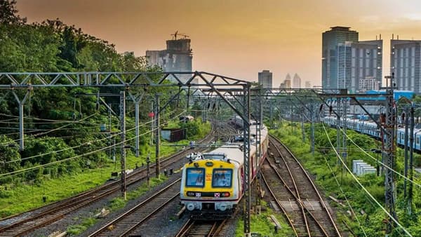 Mumbai Local : धक्कादायक, मुंबईत धावत्या लोकलमध्ये अचानक मोटरमनची प्रकृती ढासळली, अस्वस्थ वाटू लागलं, मग...