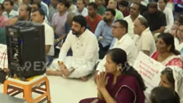मोठी बातमी! आरोपांनंतर मुरधीर मोहोळ आता थेट जैन बोर्डिंगमध्ये, जैनमुनींसोबत नेमकी काय झाली चर्चा?
