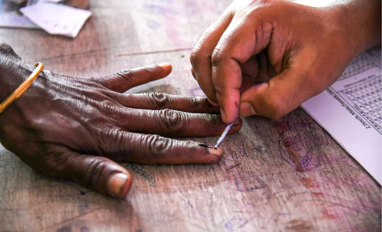 निवडणुकीचा धुराळा! नगरपंचायत अध्यक्षपदासाठी आरक्षण जाहीर, एका क्लिकवर वाचा संपूर्ण यादी