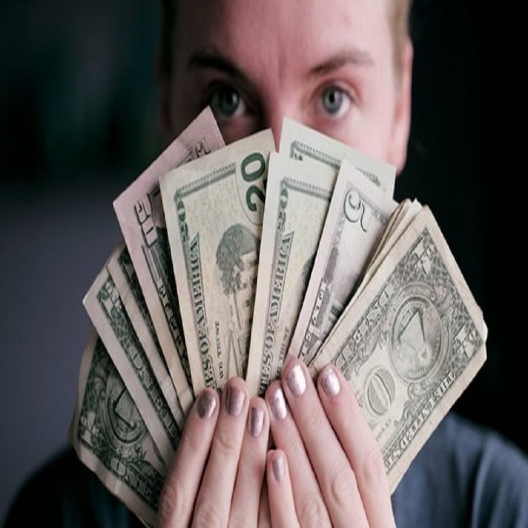 कधीही बेकायदेशीरपणे मिळवलेले पैसे किंवा दागिने प्रामाणिकपणे कमावलेल्या पैशासोबत ठेवू नका; यामुळे हळूहळू सर्व संपत्ती नष्ट होते. अनैतिक मार्गाने पैसे कमवल्याने आनंद आणि समृद्धी हिरावून घेतली जाते.