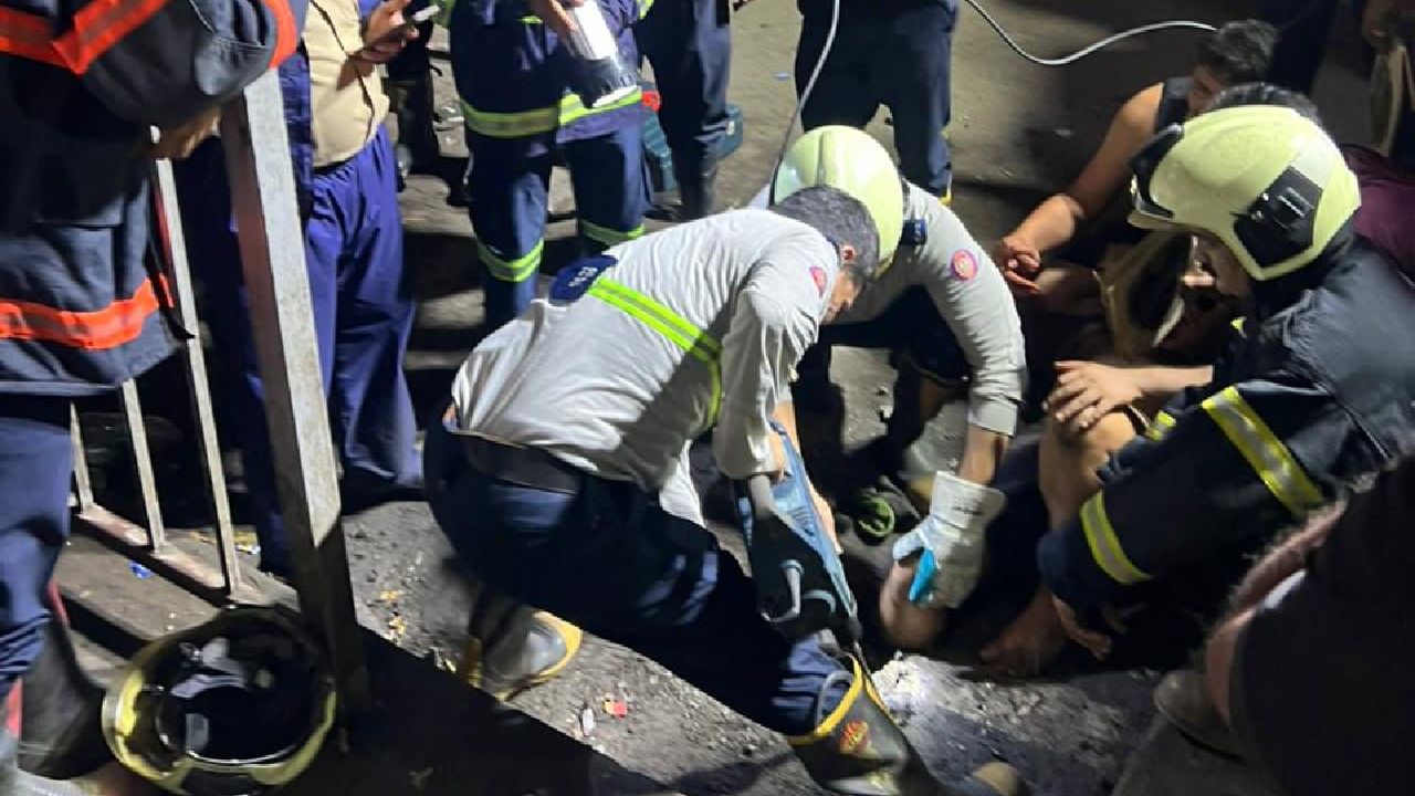 या भागात रात्रीत एकच्या सुमारास दोन गटात हाणामारी झाली. त्यानंतर या तरुणाचा पाय या खड्ड्यात अडकला. सुमारे तीन ते चार तासांच्या मेहनतीनंतर या तरुणाची सुटका करणे शक्य झाले.