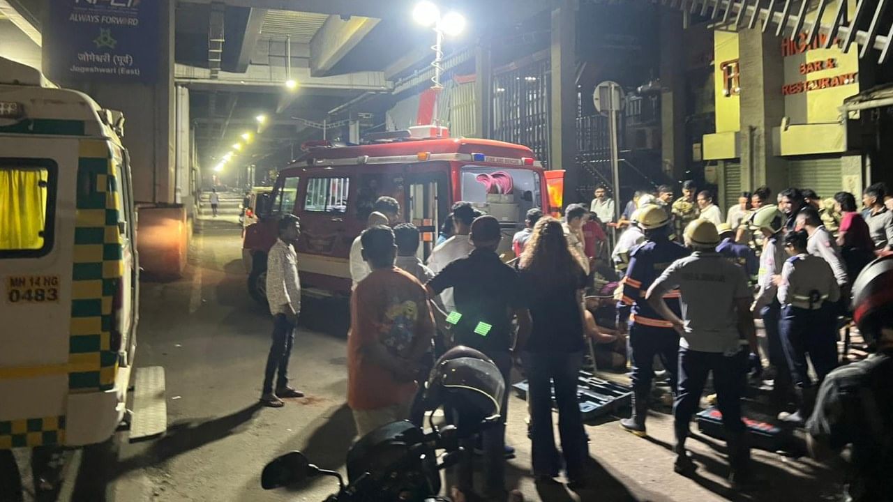 काल रात्री उशीरा वेस्टर्न एक्सप्रेस हायवे जवळील जोगेश्वरी मेट्रो स्थानकाच्या खाली रस्त्यावरील खड्ड्यात एका तरुणाचा पाय गेला आणि तो तरुण अडकूनच बसला. अनेकांनी प्रयत्न करुनही या तरुणाला काही बाहेर काढता आले नाही. त्यानंतर तेव्हा अग्निशमन दल आणि पोलिसांची टीम आली आणि त्यांनी खड्डा खोदला आणि या तरुणाला कसेबसे बाहेर काढले.