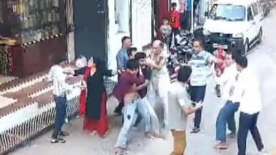 फ्लाईंग किसवरुन महाभारत, तरुणीने छेड काढणाऱ्यांना चोपले, नंतर दोन्ही गटात प्रचंड हाणामारी, video