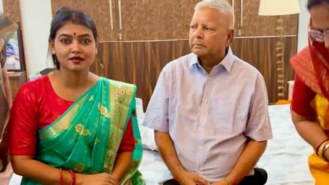 लालू यादव यांच्या शेजारी बसलेली ही हिरव्या साडीतील महिला कोण ? सोशल मीडियावर होतेय व्हायरल