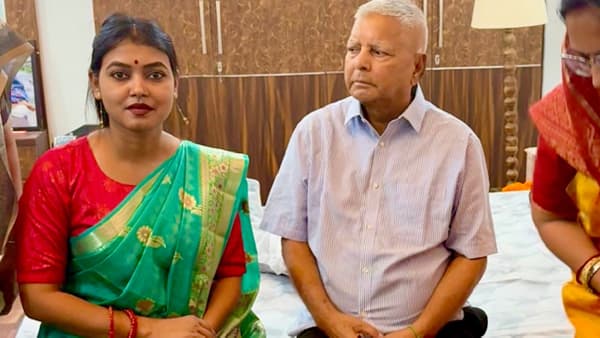 लालू यादव यांच्या शेजारी बसलेली ही हिरव्या साडीतील महिला कोण ? सोशल मीडियावर होतेय व्हायरल